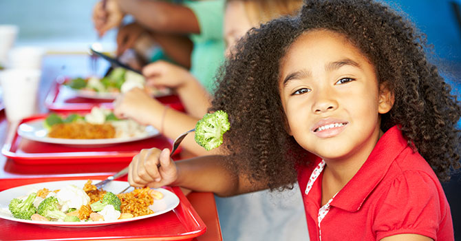 School children eating lunch